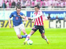 El volante rojilanco Marco Fabián cada vez aparece con más peligro en las áreas rivales, durante esta jornada fue una figura clave.  /