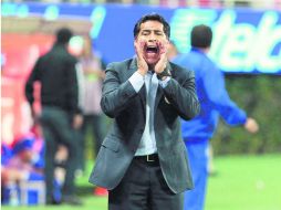 A los cuatro vientos. Benjamín Galindo grita a sus jugadores para darle  instrucciones desde su zona técnica.  /