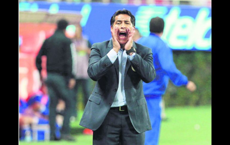 A los cuatro vientos. Benjamín Galindo grita a sus jugadores para darle  instrucciones desde su zona técnica.  /