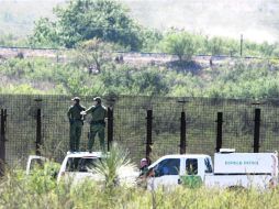 Reacomodo. Agentes fronterizos vigilan a unos metros de la cerca que divide a México con Estados Unidos. AP /