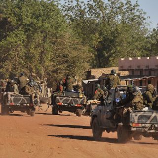 Francia mantiene ataques aéreos en Malí