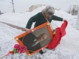 La ceremonia de aniversario de la muerte de Lenin se vio entorpecida por el exceso de nieve hoy, en Moscú. EFE /