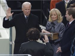 La jueza Sonia Sotomayor toma protesta al vicepresidente Biden en la ceremonia pública. EFE /