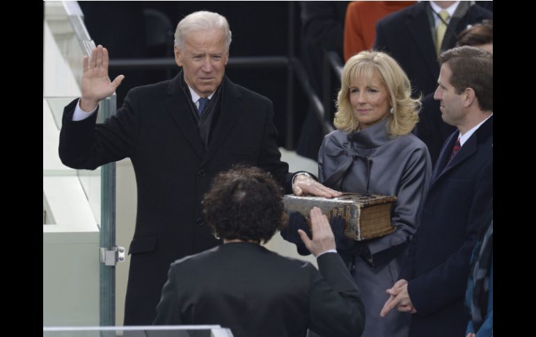 La jueza Sonia Sotomayor toma protesta al vicepresidente Biden en la ceremonia pública. EFE /