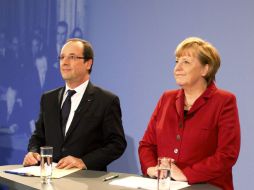 Hollande y Merkel durante la charla que sostuvieron con estudiantes alemanes y franceses en la Cancillería Federal. REUTERS /