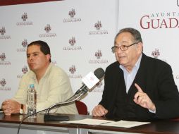 Ismael Orozco Loreto (d) inivtó a la ciudadanía a enviar sus proyectos.  /