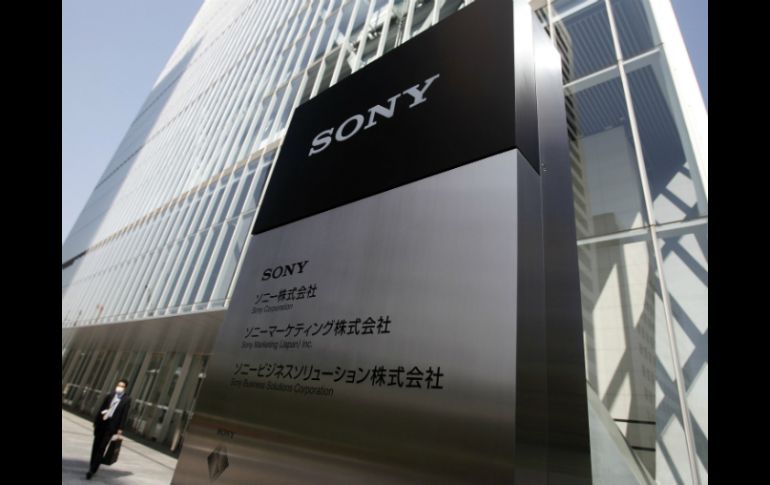 Sony frenó las ventas de Xperia en octubre, un mes después de su lanzamiento, tras descubrir espacios entre la pantalla y la carcasa. ARCHIVO /