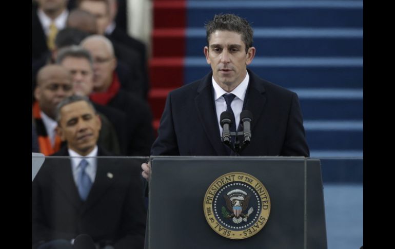 Richard Blanco, el primer latino en recitar un poema en honor del presidente durante su investidura. EFE /