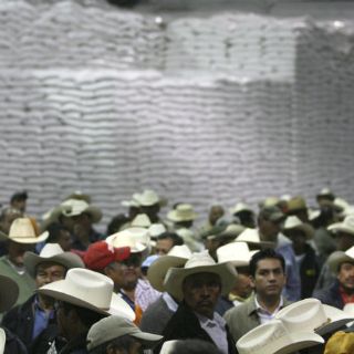 Cañeros toman bodegas de azúcar en Morelos