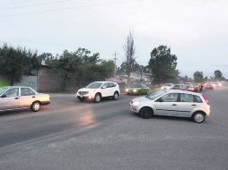 El cruce complicado. El camino quedó cerrado desde que comenzó la restauración de dos torreones en la ex hacienda de La Escoba. EL INFORMADOR /
