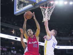 Parejo. Matt Barnes (22) intenta anotar, ante la marca de Andris Biedrins, durante el partido disputado en Oakland. AFP /