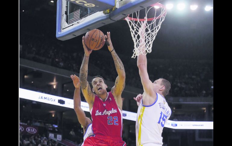 Parejo. Matt Barnes (22) intenta anotar, ante la marca de Andris Biedrins, durante el partido disputado en Oakland. AFP /
