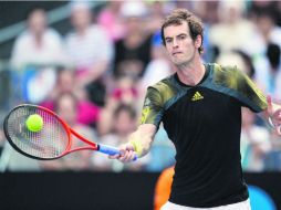 Concentrado. Andy Murray conecta una devolución en su partido ante Gilles Simon. REUTERS /