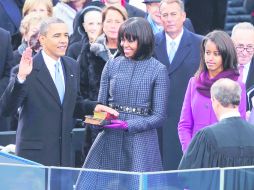 Sí, juro. Mano en Biblia, Barack H. Obama simboliza el inicio de su segundo mandato, con su familia como testigo. REUTERS /