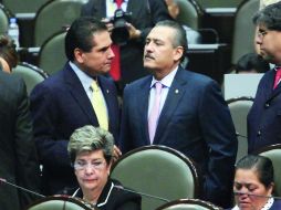 Los coordinadores del PRD, Silvano Aureoles, y del PRI, Manlio Fabio Beltrones, en una sesión en San Lázaro. SUN /