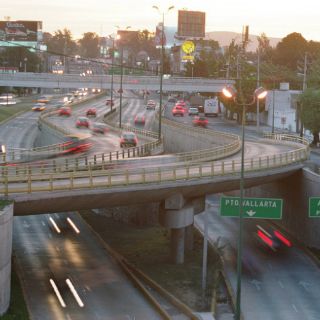 Tráfico cargado en Avenida Vallarta por carambola