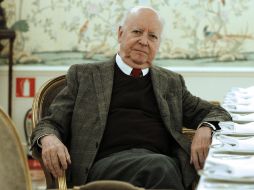 Edwards evoca su pasado a través de las hojas de papel. EFE /