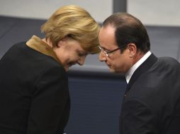 Merkel y Hollande charlan durante el vento del 50 aniversario del Tratado del Elíseo. AFP /
