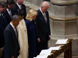 Barack Obama (i) reza en compañía de su esposa Michelle, el vicepresidente Joe Biden (d) y su mujer, Jill. AFP /