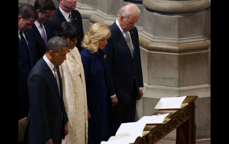 Barack Obama (i) reza en compañía de su esposa Michelle, el vicepresidente Joe Biden (d) y su mujer, Jill. AFP /