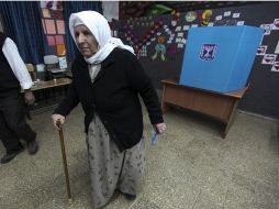 Una mujer israelí árabe se dispone a votar en un colegio electoral en la localidad de Sakhnin. EFE /