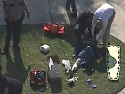 Policías e investigadores forenses revisan el lugar del tiroteo. REUTERS /