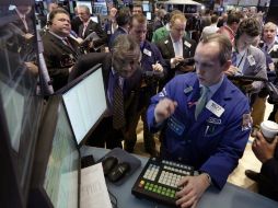 El Dow Jones de Industriales se colocó en 13 mil 712.13 unidades al cierre de la jornada. ARCHIVO /