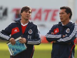 Daniel Ipata y Benjamín Galindo dialogan durante uno de los entrenamientos de Chivas. MEXSPORT /