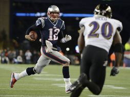 Tom Brady ve la cobertura de Reed durante el partido. EFE /