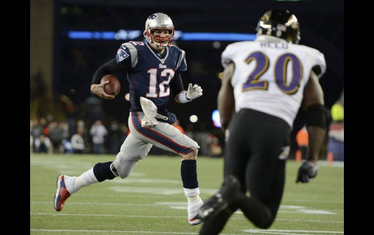Tom Brady ve la cobertura de Reed durante el partido. EFE /