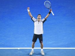 El número uno del mundo doblegó en cuatro sets al quinto sembrado, buscando ser el primero en ganar tres Abiertos de Australia en fila. AFP /