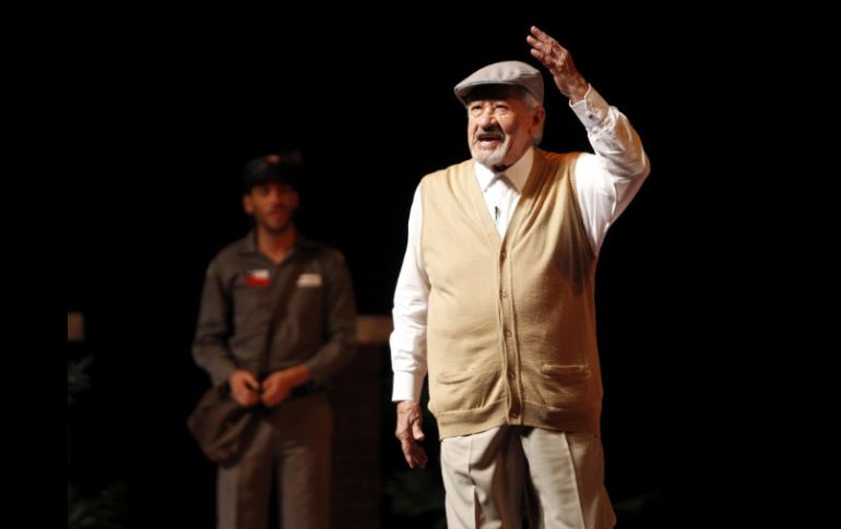 Un uso adecuado del término sería: Lopez Tarso feliz con el exceso del aforo en el teatro Diana. ARCHIVO /