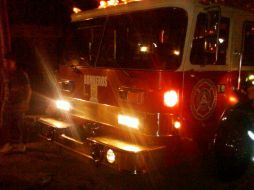 Los bomberos a su llegada al siniestro ocurrido en Tlaquepaque. ESPECIAL /