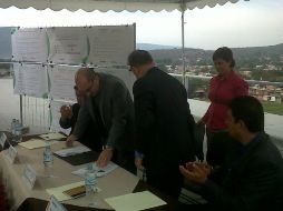El alcalde del municipio, Ismael del Toro (i) , durante la firma del convenio.  /