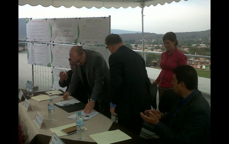 El alcalde del municipio, Ismael del Toro (i) , durante la firma del convenio.  /