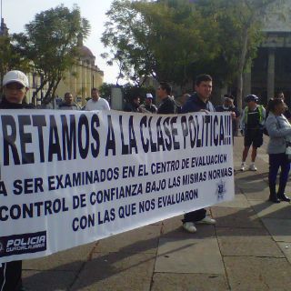 Protestan en Plaza Liberación por pruebas de control de confianza