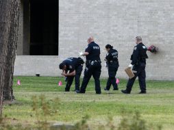 Polícas investigan en la escena del tiroteo. XINHUA /