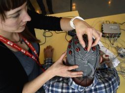 Uno de los desarrollos presentados en Lausana, empleando un sensor de los impulsos cerebrales. AFP /