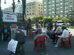 Un grupo de ancianos recaba firmas en la Plaza de Armas para solicitar juicio político al actual gobernador Emilio González.  /