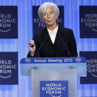 Lagarde alerta en Davos sobre riesgos económicos en EU