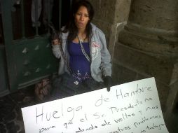 La lideresa Sandra Espinoza -que está embarazada-  se encadenó a un cancel frontal del inmueble.  /