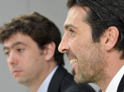 Gianluigui Buffon seguira bajo el marco de la 'Vecchia Signora' por dos años más. AP /