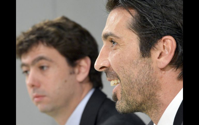 Gianluigui Buffon seguira bajo el marco de la 'Vecchia Signora' por dos años más. AP /