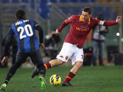 Totti se quita la marca de un jugador del Inter durante el partido. EFE /