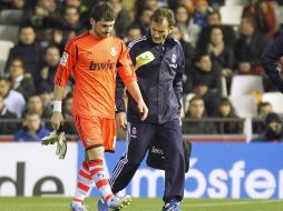 Iker Casillas (izq) sale lesionado del partido y podría ser una sensible baja para el equipo merengue. EFE /