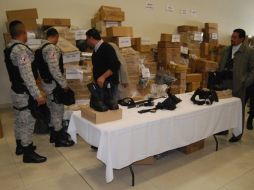 Se detalló que se entregaron tres mil 856 pares de botas tácticas y este jueves se entregarán mil 150 pares más.  /