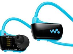 Los nuevos NWD-W273 se coloca detrás de la cabeza para no ocasionar molestias a la hora de hacer deporte. ESPECIAL /