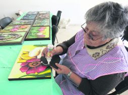 El Centro Metropolitano del Adulto Mayor, operado por el DIF Zapopan, ofrece talleres de tejido, baile, computación y manualidades. EL INFORMADOR /