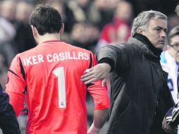 Íker salió al minuto 13 del juego, tras recibir un golpe de su compañero Arbeloa. El técnico Mourinho le dio una palmada. EFE /