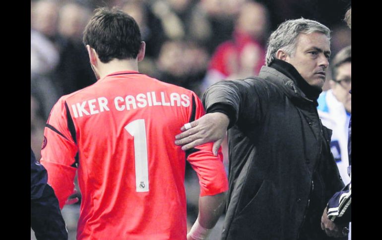 Íker salió al minuto 13 del juego, tras recibir un golpe de su compañero Arbeloa. El técnico Mourinho le dio una palmada. EFE /